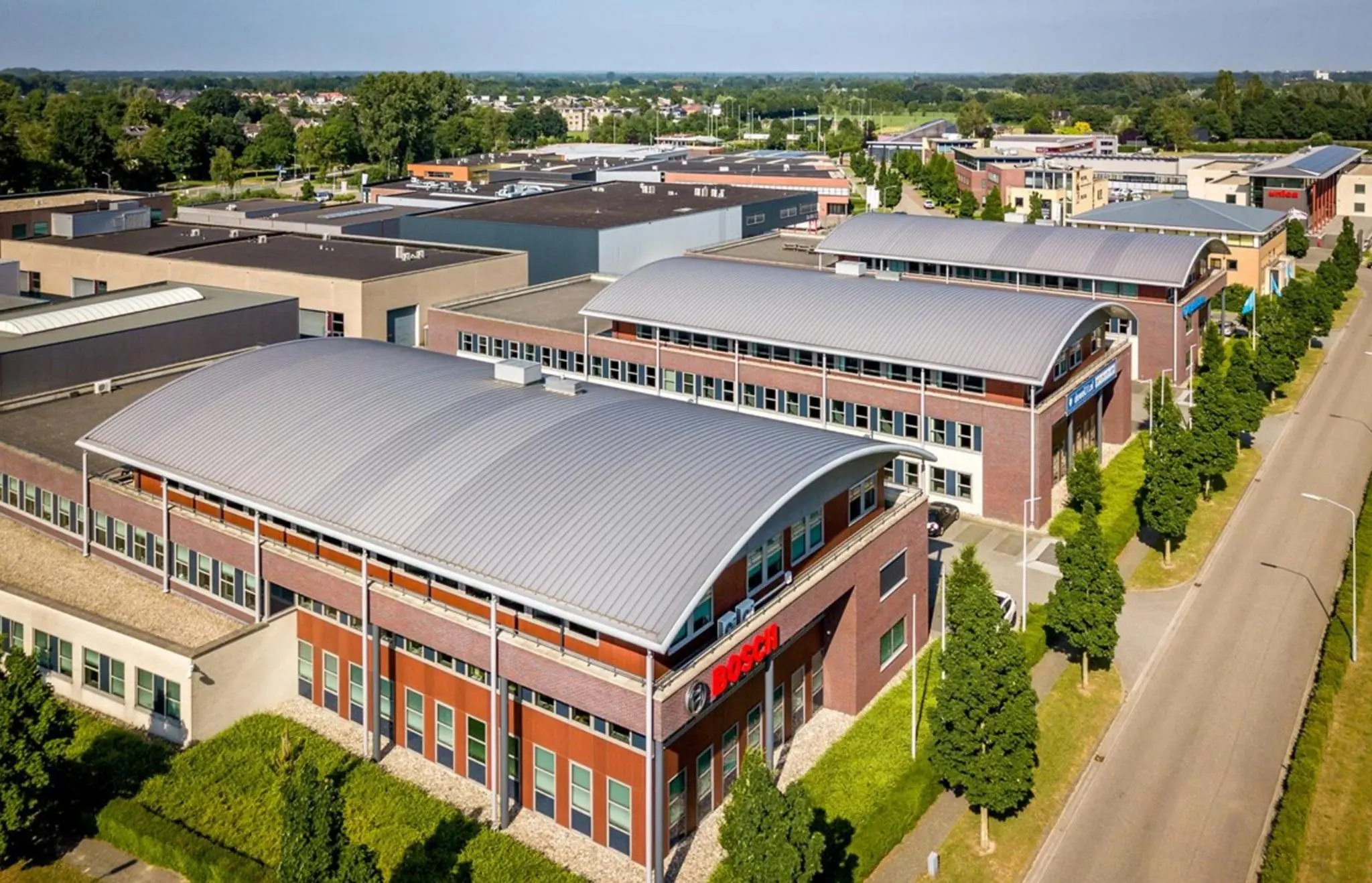 Luchtfoto van het bedrijventerrein De Wel met moderne kantoorpanden, waaronder het gebouw van Bosch.